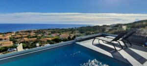 Blick vom Pool Villa Soleil levant auf Korsika