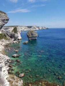 Kreisefelsen am Meer auf Korsika