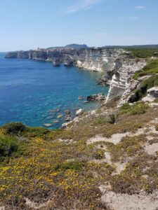 Felsenküste in Bonifacio im Süden von Korsika
